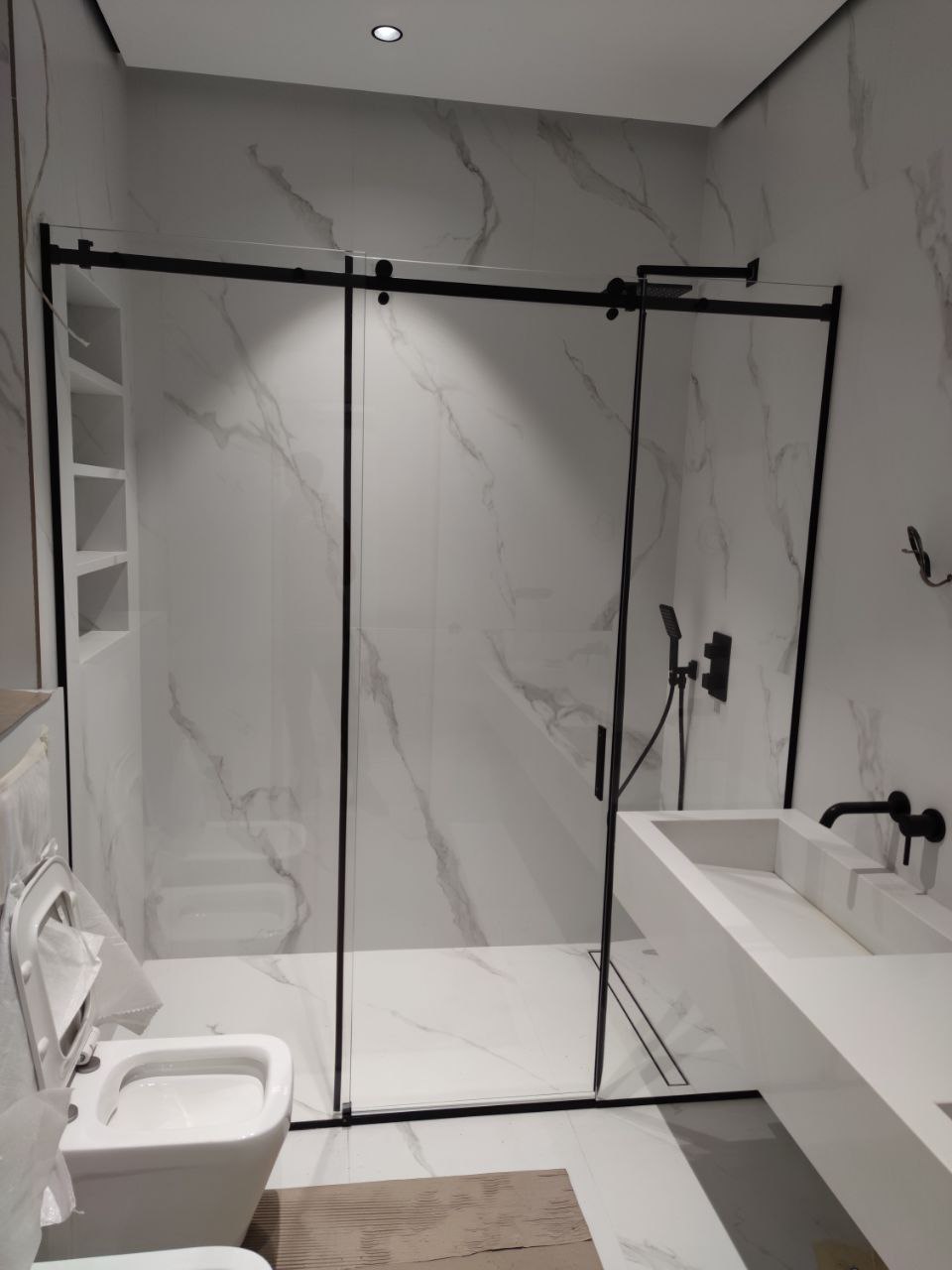 Shower enclosures and partitions for bathrooms to order